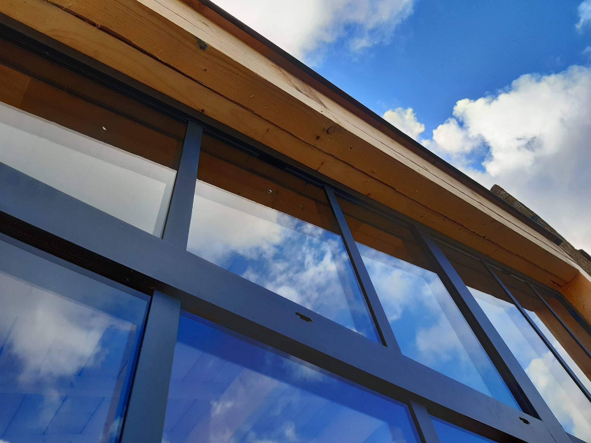Verrière extérieure aluminium sur extension type atelier - TY.ALU Bretagne Verrière extérieure aluminium sur extension type atelier - TY.ALU Bretagne